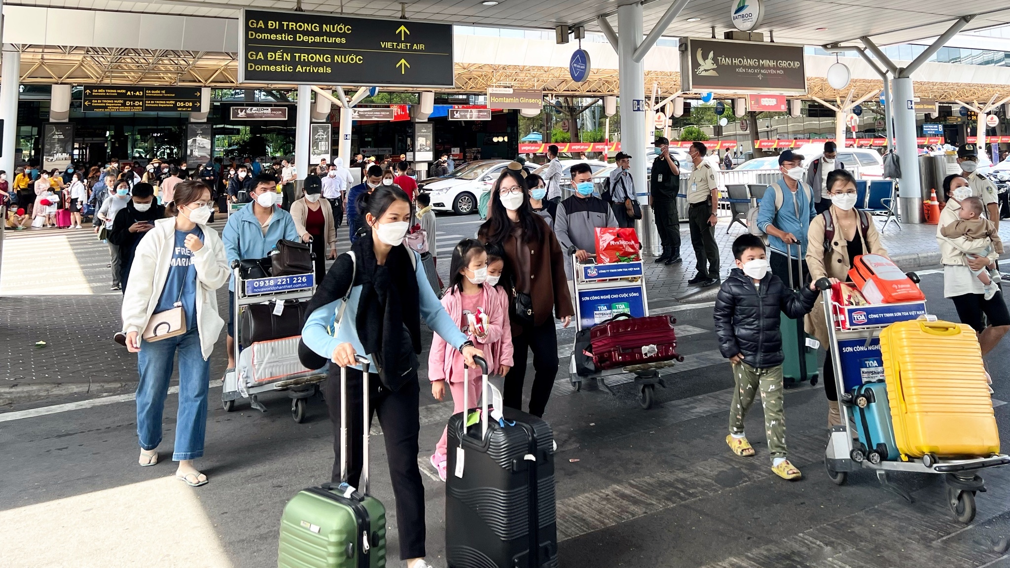 Hôm nay, sân bay Tân Sơn Nhất đón khách kỷ lục sau tết - ảnh 1