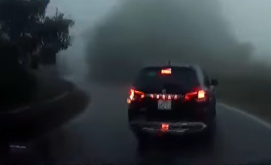 Tài xế suýt chết vì lái xe SUV vượt ẩu trên đường đèo sương mù - ảnh 1