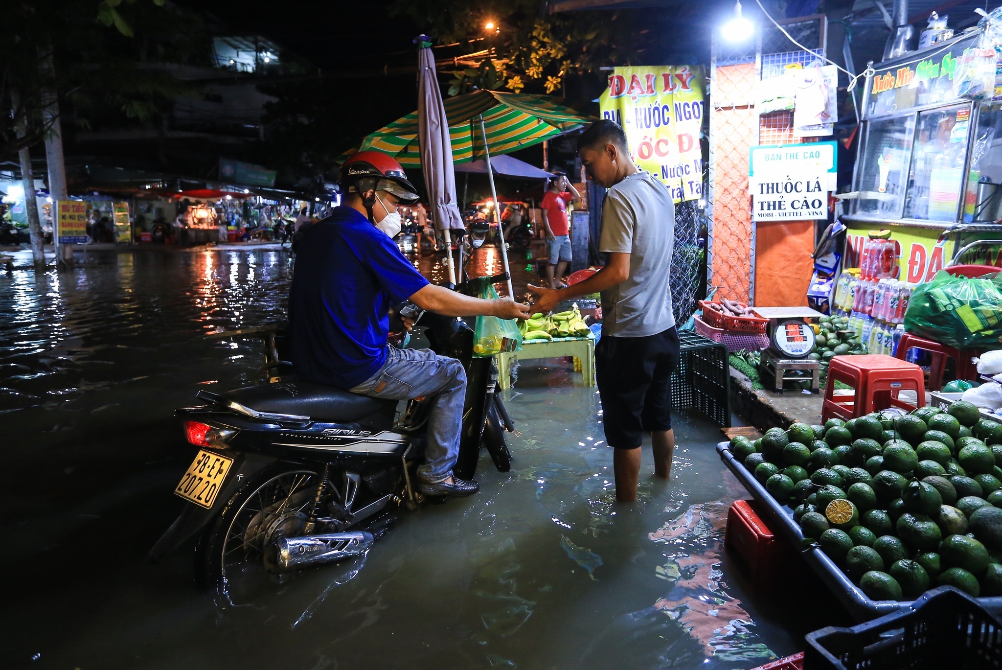TP.HCM có mưa chiều tối mùng 6; mực nước sông Sài Gòn gần chạm mốc lịch sử - ảnh 1
