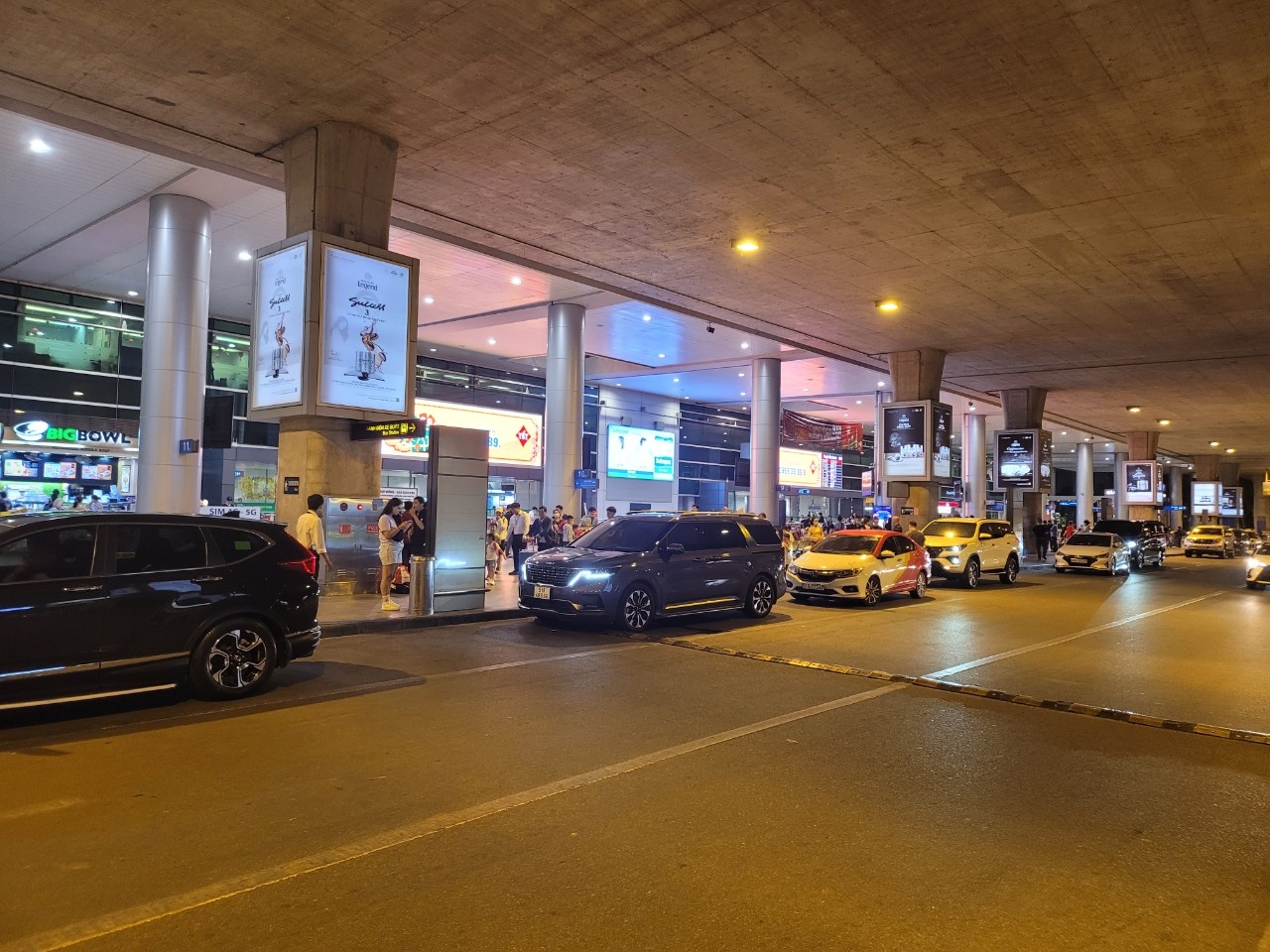 Hàng ngàn người xếp hàng chờ nhập cảnh ở sân bay Tân Sơn Nhất - ảnh 8