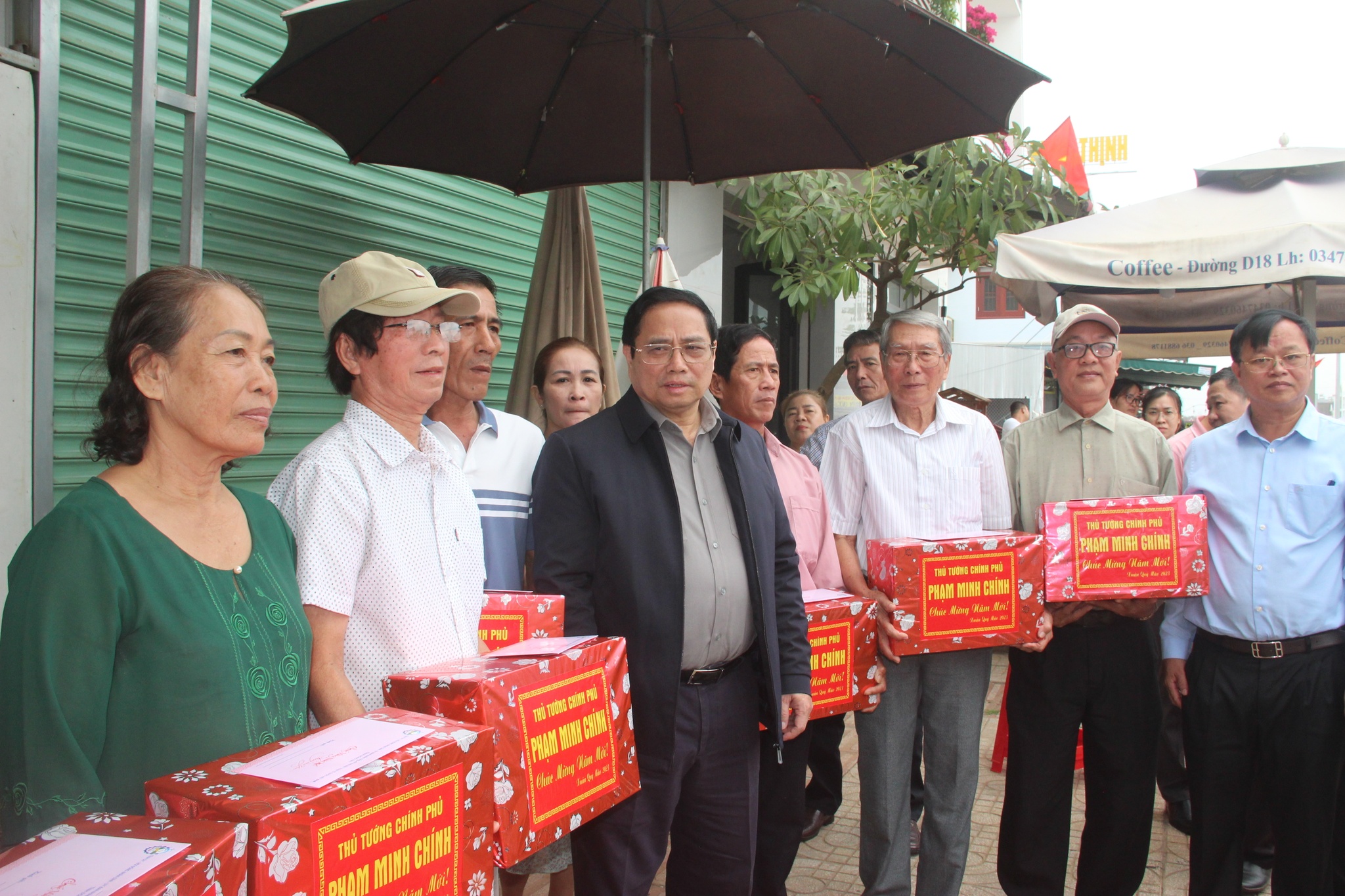 Thủ tướng Phạm Minh Chính kiểm tra tiến độ sân bay Long Thành, thăm người dân khu tái định cư - ảnh 1