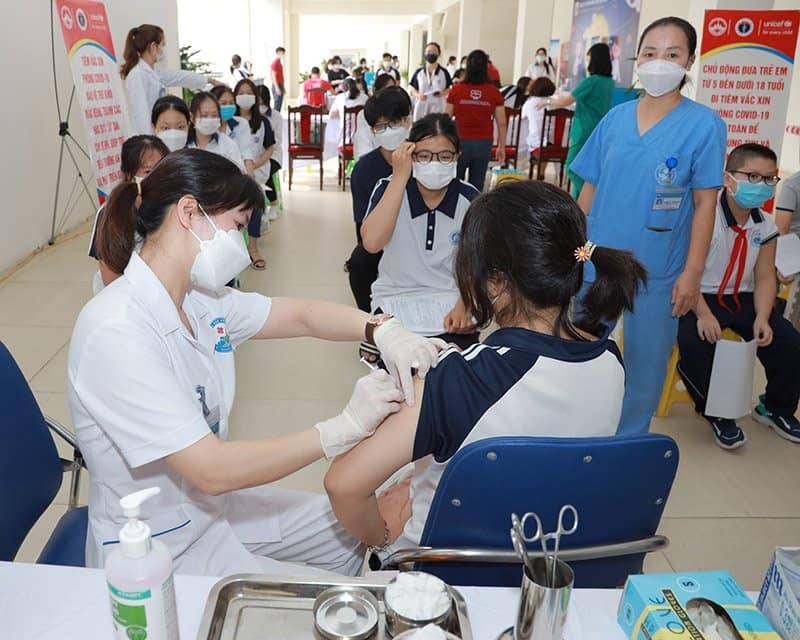 Bộ Y tế yêu cầu AstraZeneca Việt Nam báo cáo về thuốc Evusheld dự phòng mắc Covid-19 - ảnh 1