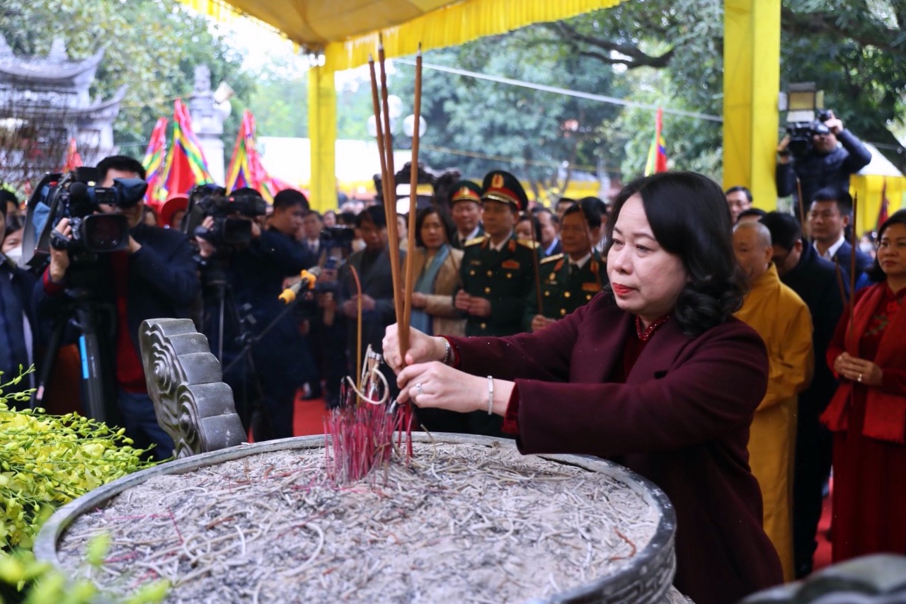 Quyền Chủ tịch nước Võ Thị Ánh Xuân dự lễ hội đền Hai Bà Trưng - ảnh 1