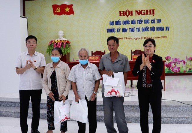 Bộ trưởng Lê Thành Long, Đoàn đại biểu Quốc hội tỉnh Kiên Giang, đơn vị bầu cử số 2 tặng quà cho bà con có hoàn cảnh khó khăn trên địa bàn 2 huyện U Minh Thượng và Vĩnh Thuận.