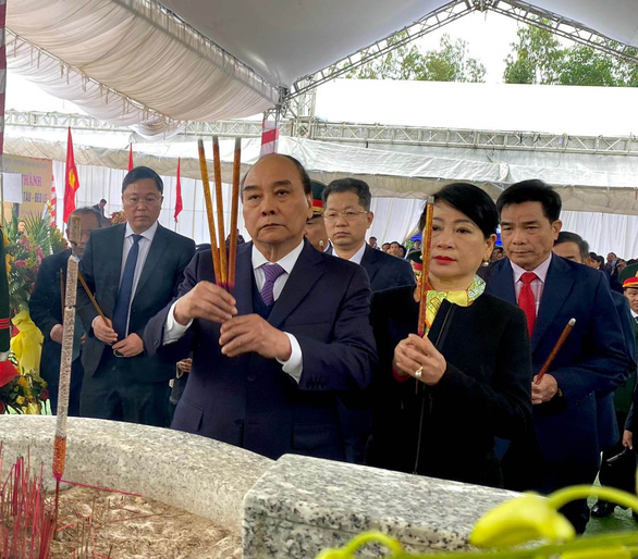 Chủ tịch nước Nguyễn Xuân Phúc và các đại biểu dâng hương tại Khu tưởng niệm Hòn Tàu - Đèo Le - Ảnh: D.Thái.