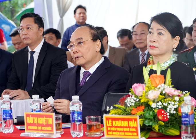Chủ tịch nước Nguyễn Xuân Phúc cùng phu nhân dự lễ khánh thành Khu tưởng niệm Hòn Tàu - Đèo Le.