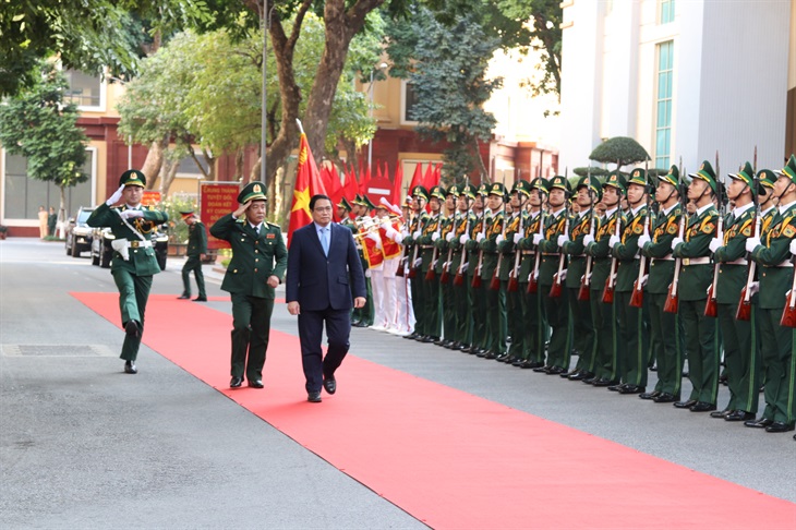 Thủ tướng Phạm Minh Chính duyệt đội danh dự Bộ đội Biên phòng. Ảnh: Lê Hữu.