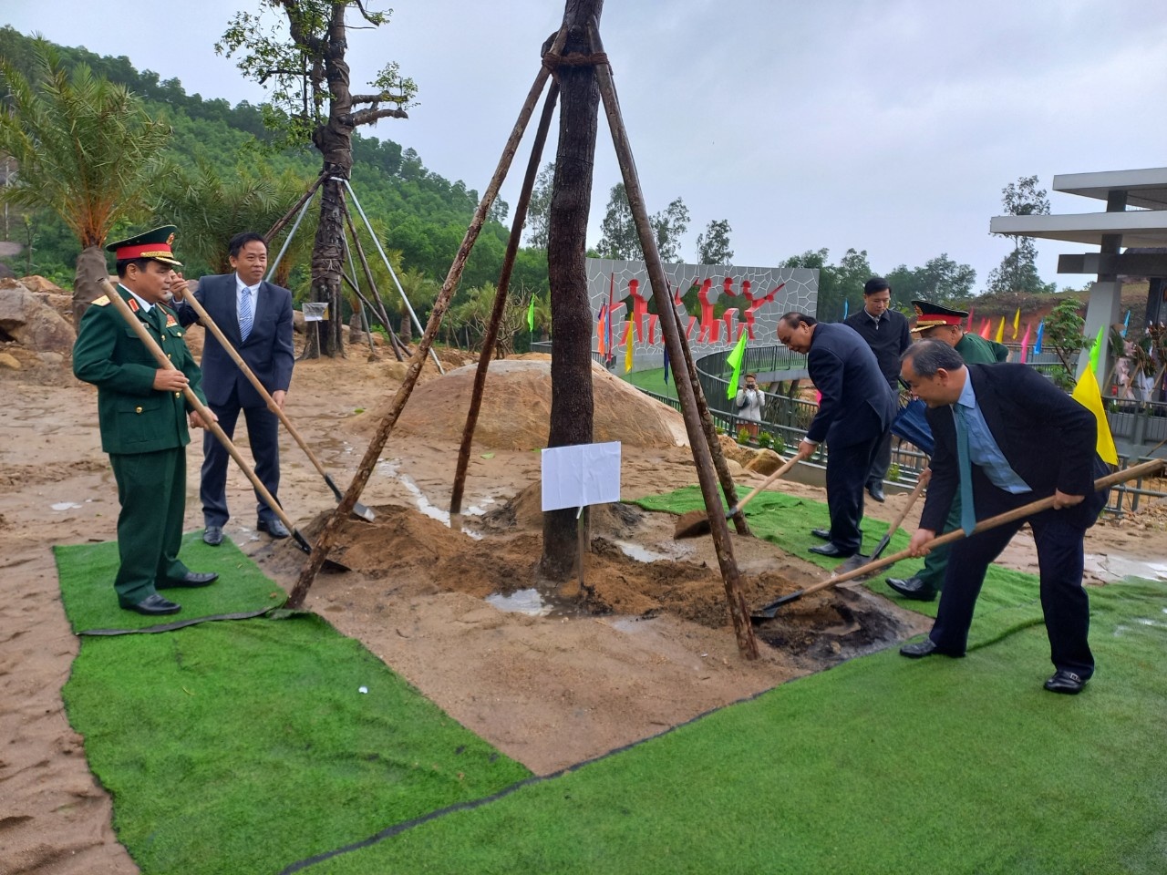 Chủ tịch nước cùng lãnh đạo địa phương trồng cây lưu niệm tại Khu tưởng niệm Hòn Tàu – Đèo Le. Ảnh: Hoàng Sơn. 