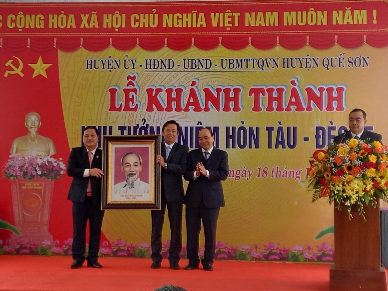 Chủ tịch nước Nguyễn Xuân Phúc tặng chân dung Chủ tịch Hồ Chí Minh cho huyện Quế Sơn. Ảnh: Thống Nhất/TTXVN.
