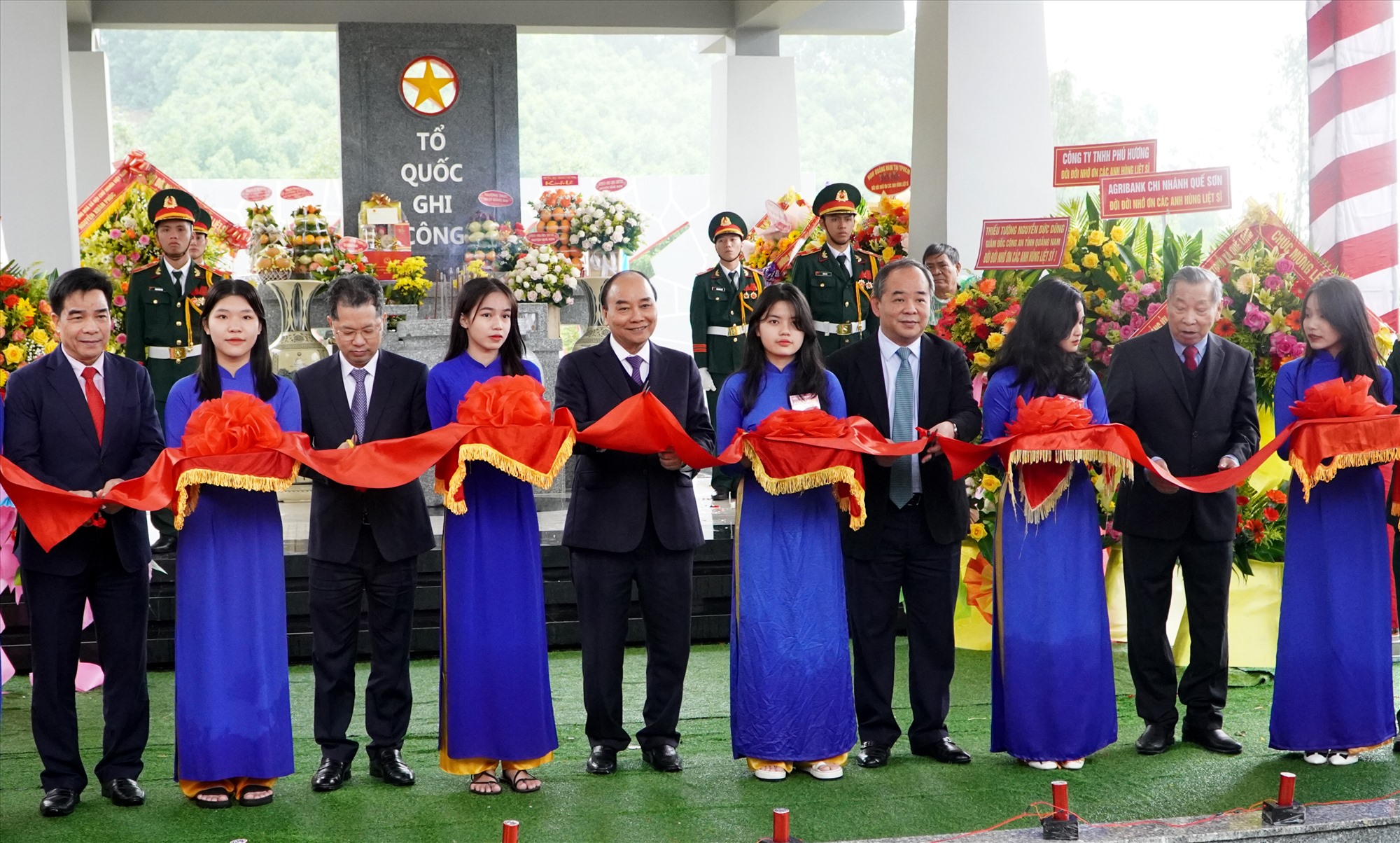 Chủ tịch nước Nguyễn Xuân Phúc và các đại biểu thực hiện nghi thức khánh thành Khu tưởng niệm Hòn Tàu - Đèo Le - Ảnh: P.L