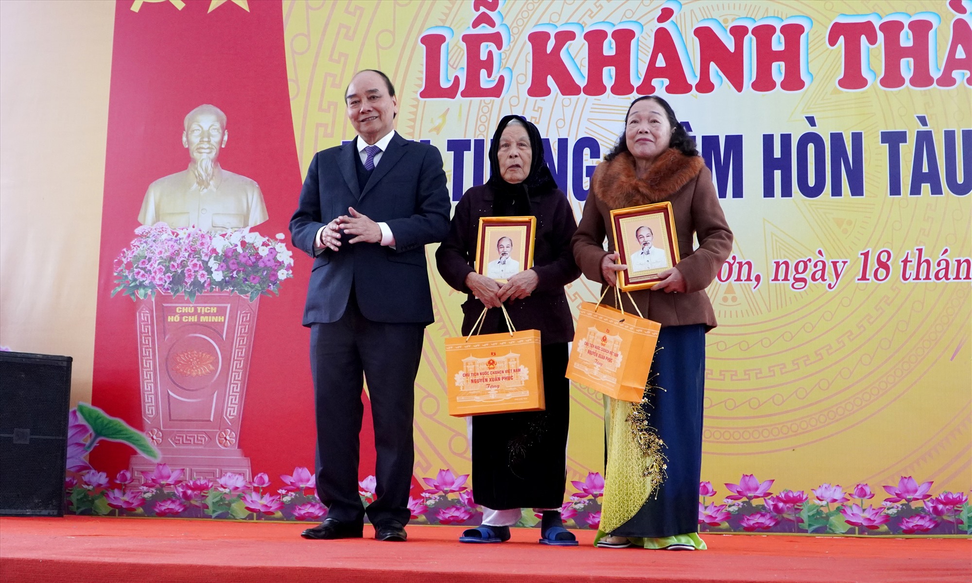 Chủ tịch nước Nguyễn Xuân Phúc tặng quà cho Bà mẹ Việt Nam Anh hùng và Anh hùng Lực lượng vũ trang Nhân dân. Ảnh: Hồ Quân.