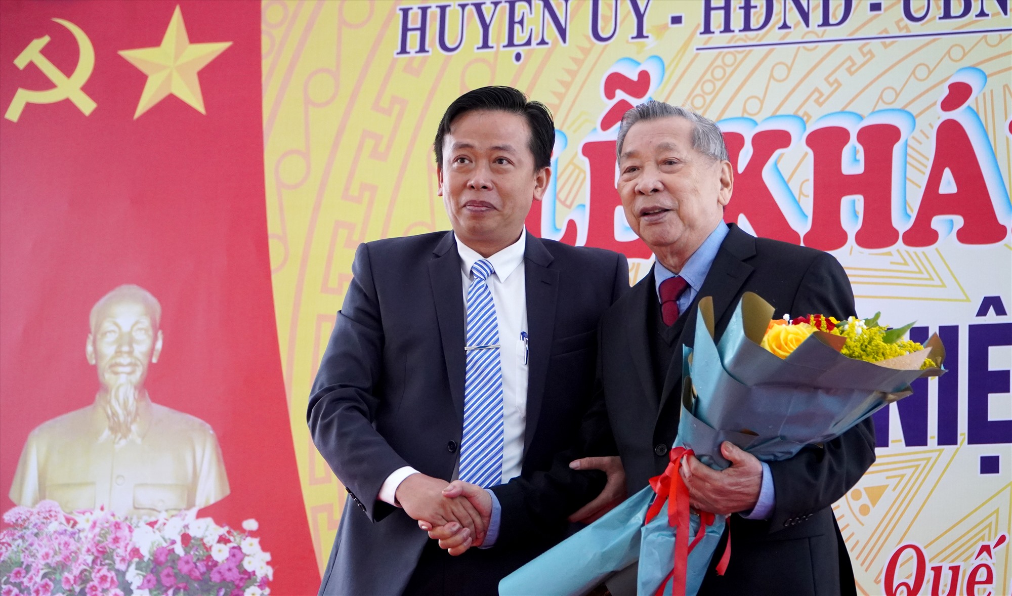 Huyện Quế Sơn tặng hoa chúc mừng ông Nguyễn Quốc Dũng. Ảnh: Hồ Quân.