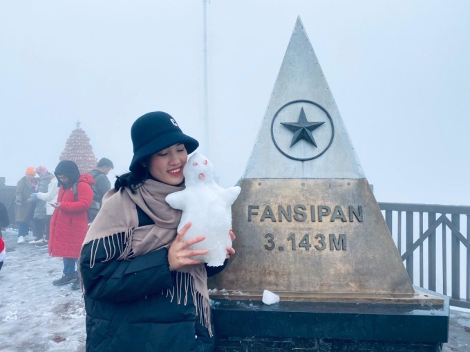Những du khách đầu tiên có mặt tại Fansipan sáng nay để check-in cùng tuyết. Ảnh: Lan Hương