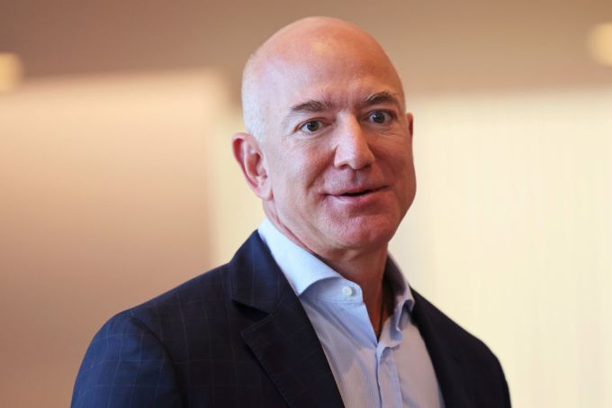 Jeff Bezos tại một sự kiện vào tháng 9/2021. Ảnh: Reuters