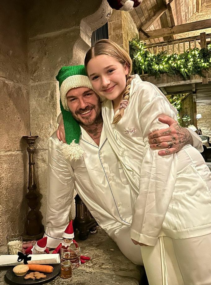 Trong một tấm ảnh khác, David đội mũ Noel, ôm con gái Harper. Ảnh: Instgram Victoria