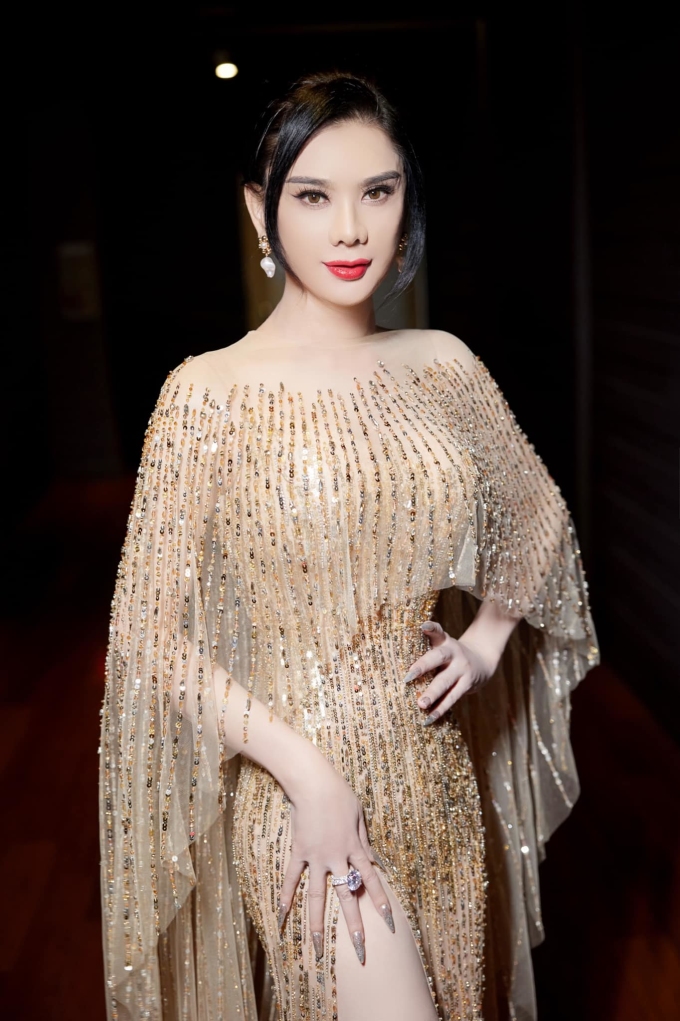 Lâm Khánh Chi mặc đầm dạ hội của Đỗ Long dự sự kiện ra mắt phim hôm 22/11. Ảnh: Phạm Đình Đức
