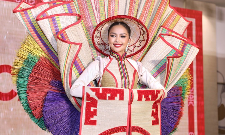 Ngọc Châu diễn trang phục dân tộc 'Chiếu Cà Mau'