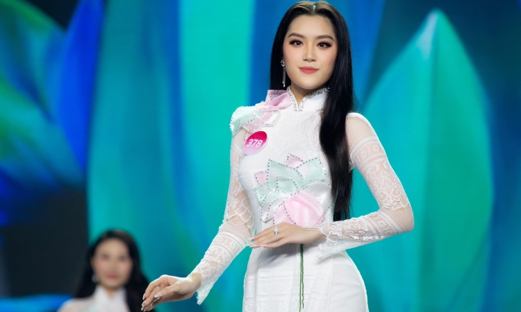 Phan Phương Oanh diễn áo dài Hoa hậu Việt Nam