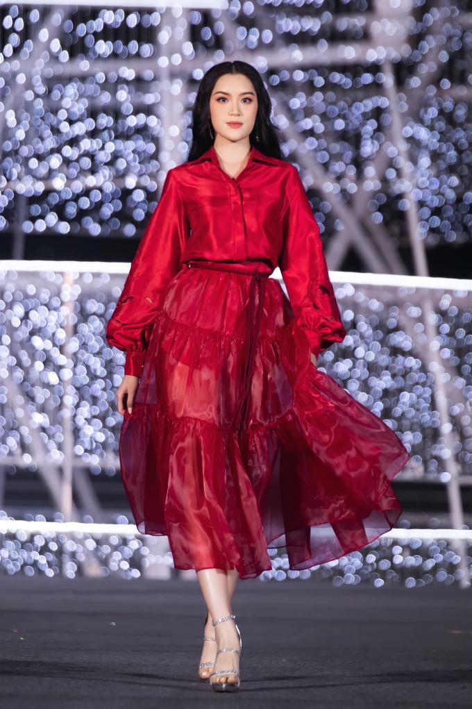 Cô diễn thời trang qua thiết kế của Lê Thanh Hòa gồm áo sơ mi phối chân váy tại đêm thi giữa tháng 12.