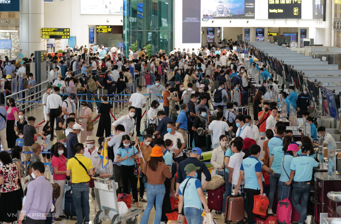 Hành khách đợi làm thủ tục ở sân bay Nội Bài (Hà Nội) cuối tháng 6, giai đoạn cao điểm du lịch. Ảnh: Ngọc Thành