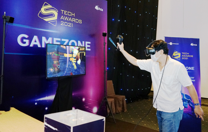 Khách tham quan và trải nghiệm gian hàng tại Tech Expo 2022. Ảnh: Bảo Lâm