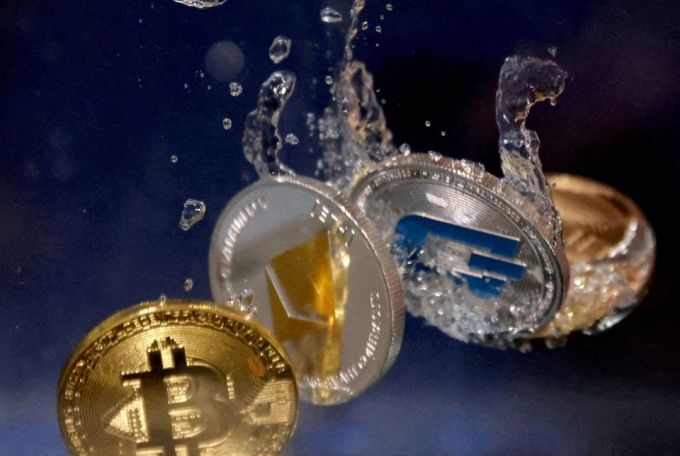 Ảnh minh họa những đồng tiền số hàng đầu như Bitcoin, Ethereum rơi xuống nước. Nguồn: Reuters