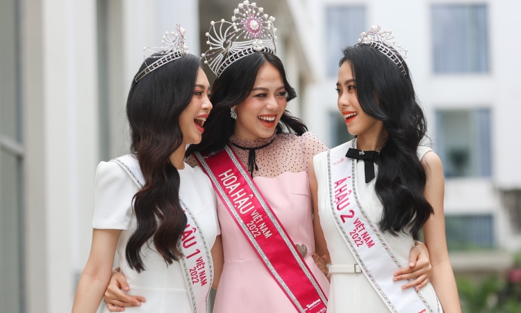 Video top 3 Hoa hậu Việt Nam khoe sắc