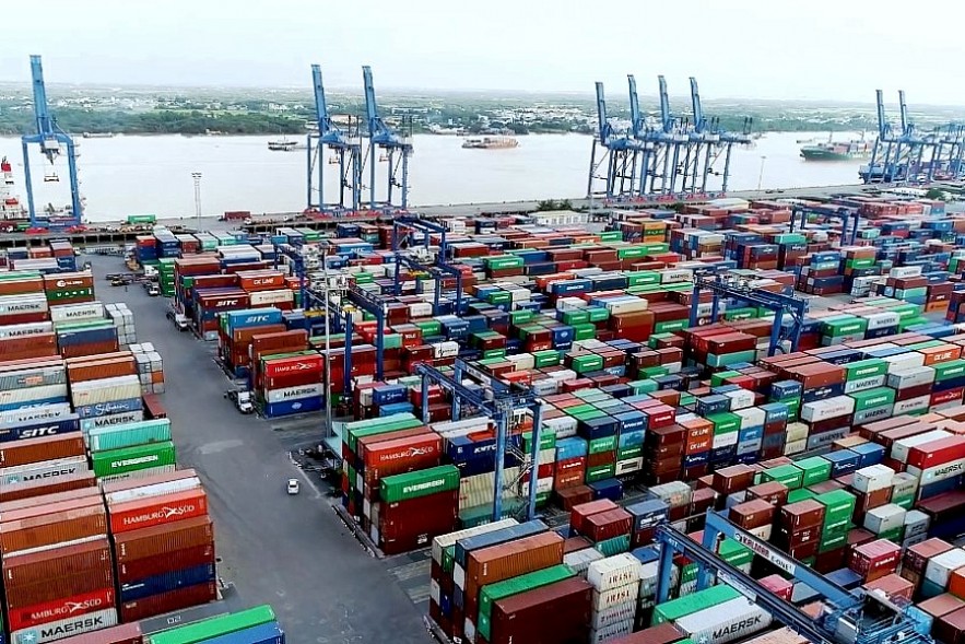 Hàng hóa chờ thông quan tại cảng Cát Lái, TP. Thủ Đức, TP. Hồ Chí Minh. Ảnh Đỗ Doãn