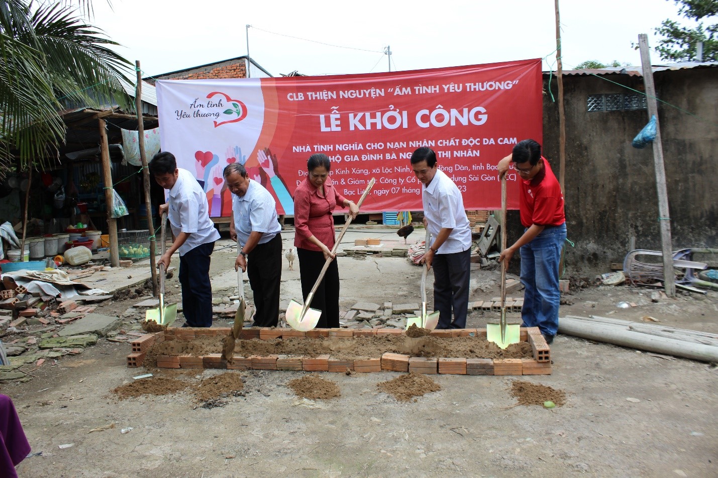Đại diện CLB thiện nguyện Ấm Tình Yêu Thương cùng đại diện địa phương khởi công xây dựng nhà tình nghĩa cho gia đình bà Nguyễn Thị Nhãn.