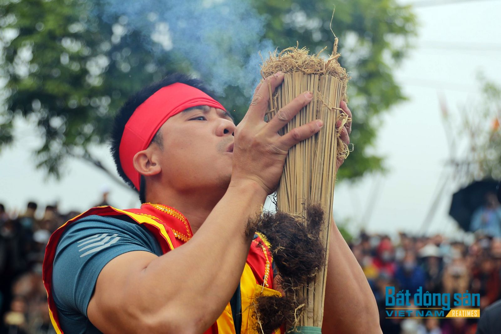 Trai làng nấu cơm làm cỗ trong khi chạy