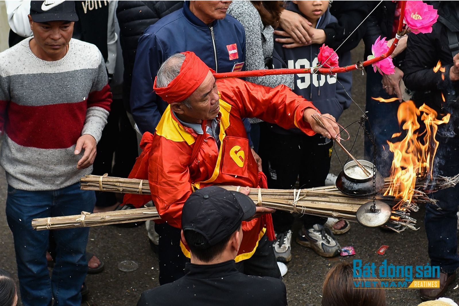 Trai làng nấu cơm làm cỗ trong khi chạy