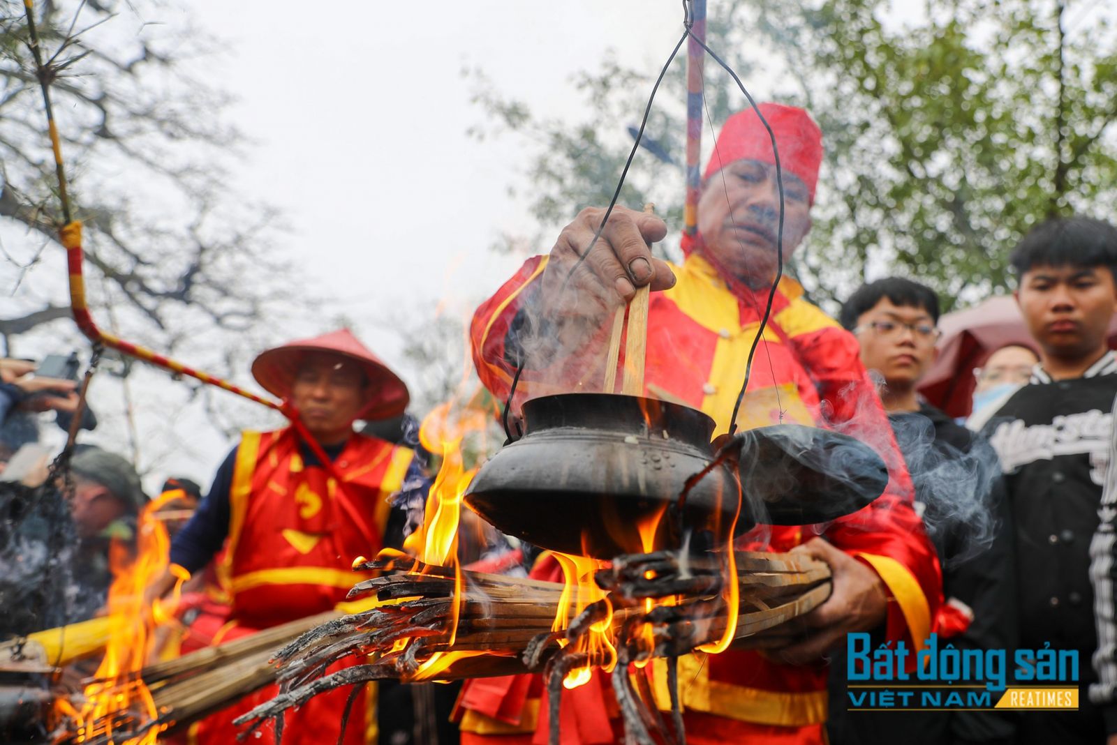 Trai làng nấu cơm làm cỗ trong khi chạy