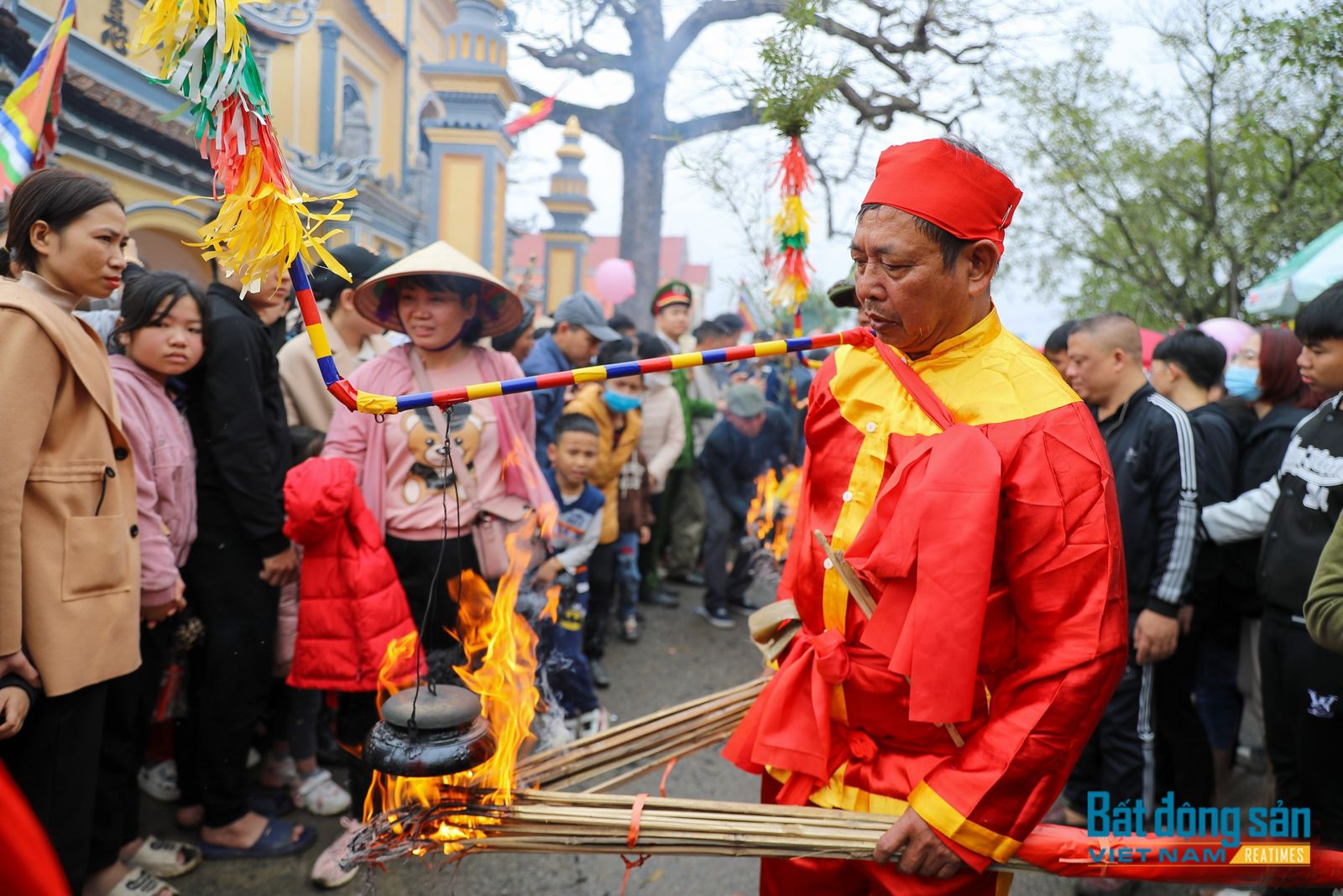 Trai làng nấu cơm làm cỗ trong khi chạy