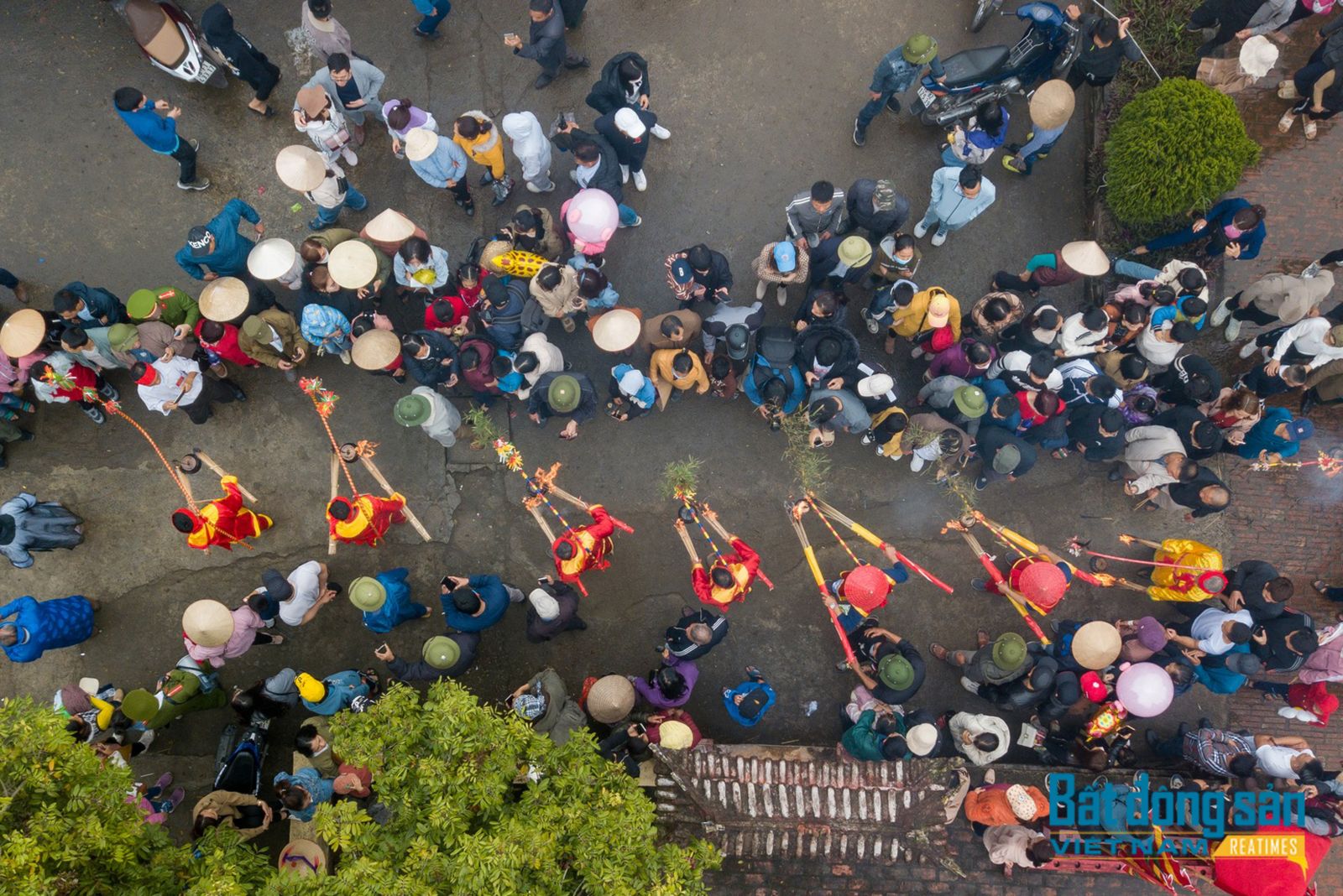 Trai làng nấu cơm làm cỗ trong khi chạy