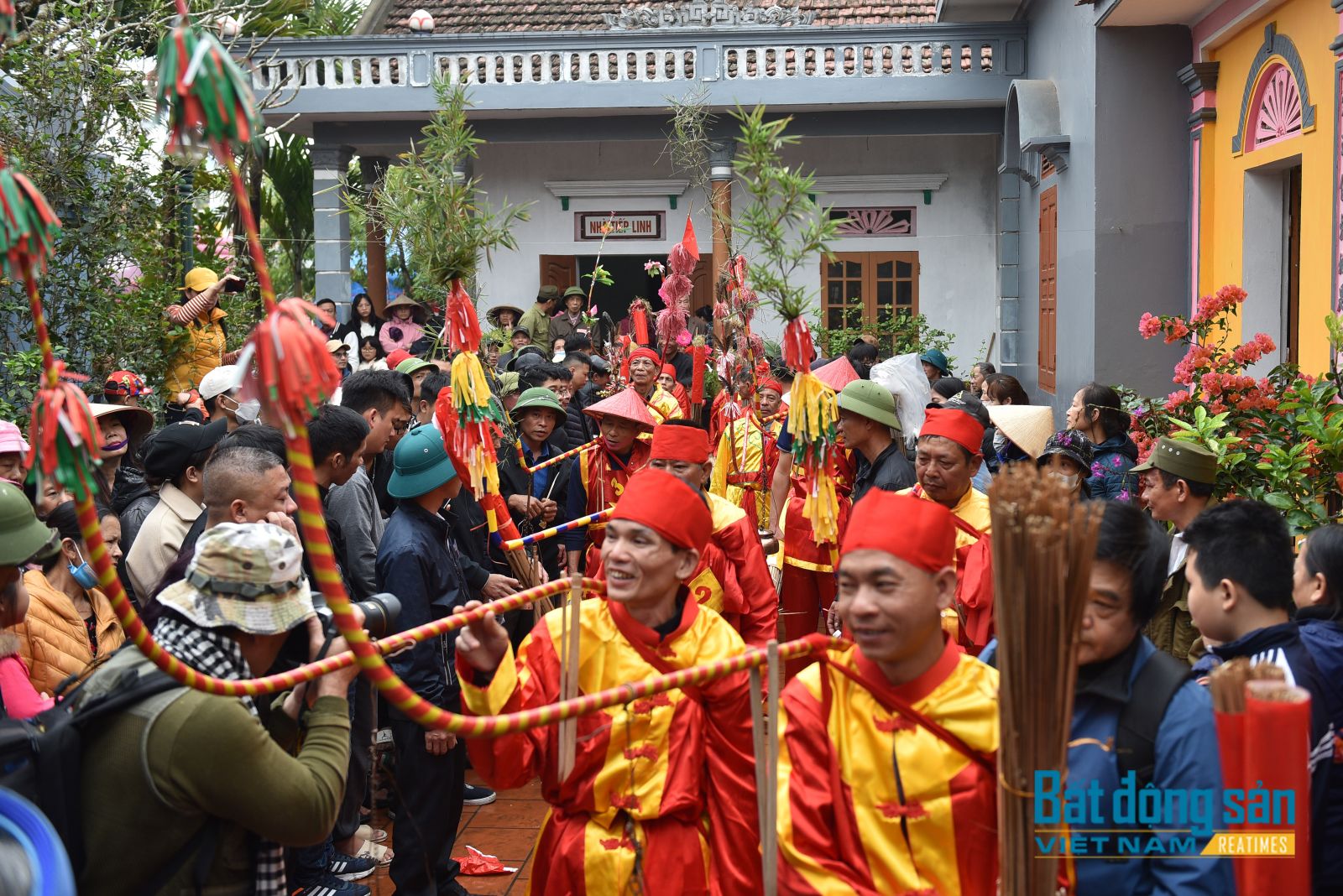 Trai làng nấu cơm làm cỗ trong khi chạy