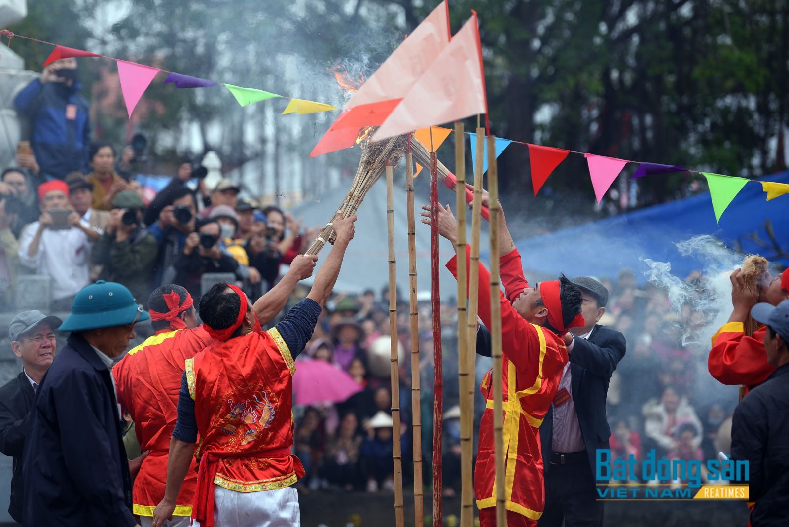 Trai làng nấu cơm làm cỗ trong khi chạy