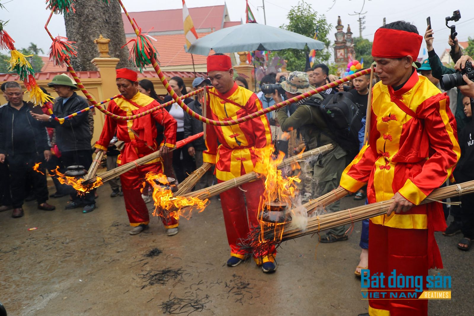 Trai làng nấu cơm làm cỗ trong khi chạy