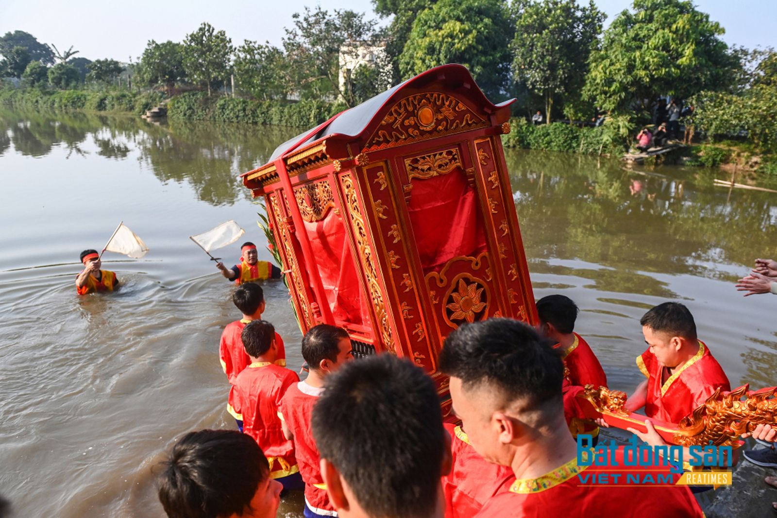 24 thanh niên khiêng kiệu lội dưới ao