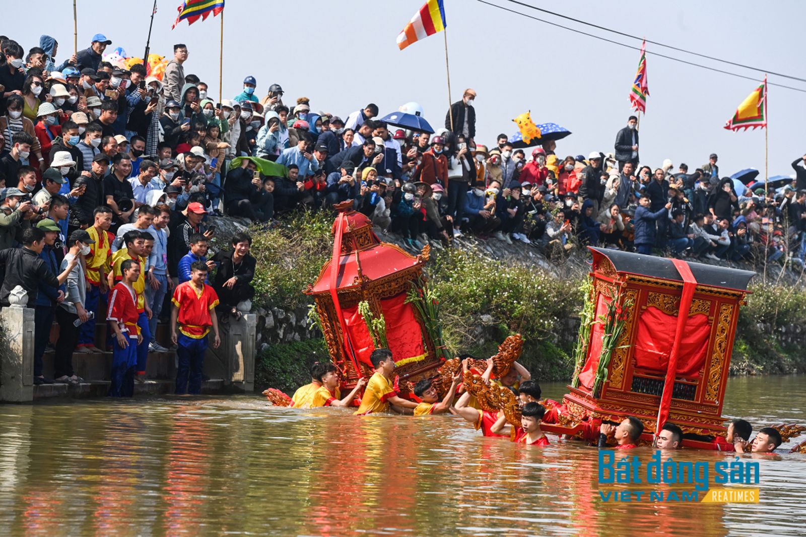 24 thanh niên khiêng kiệu lội dưới ao