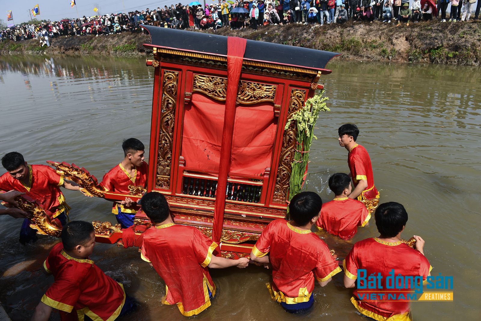 24 thanh niên khiêng kiệu lội dưới ao