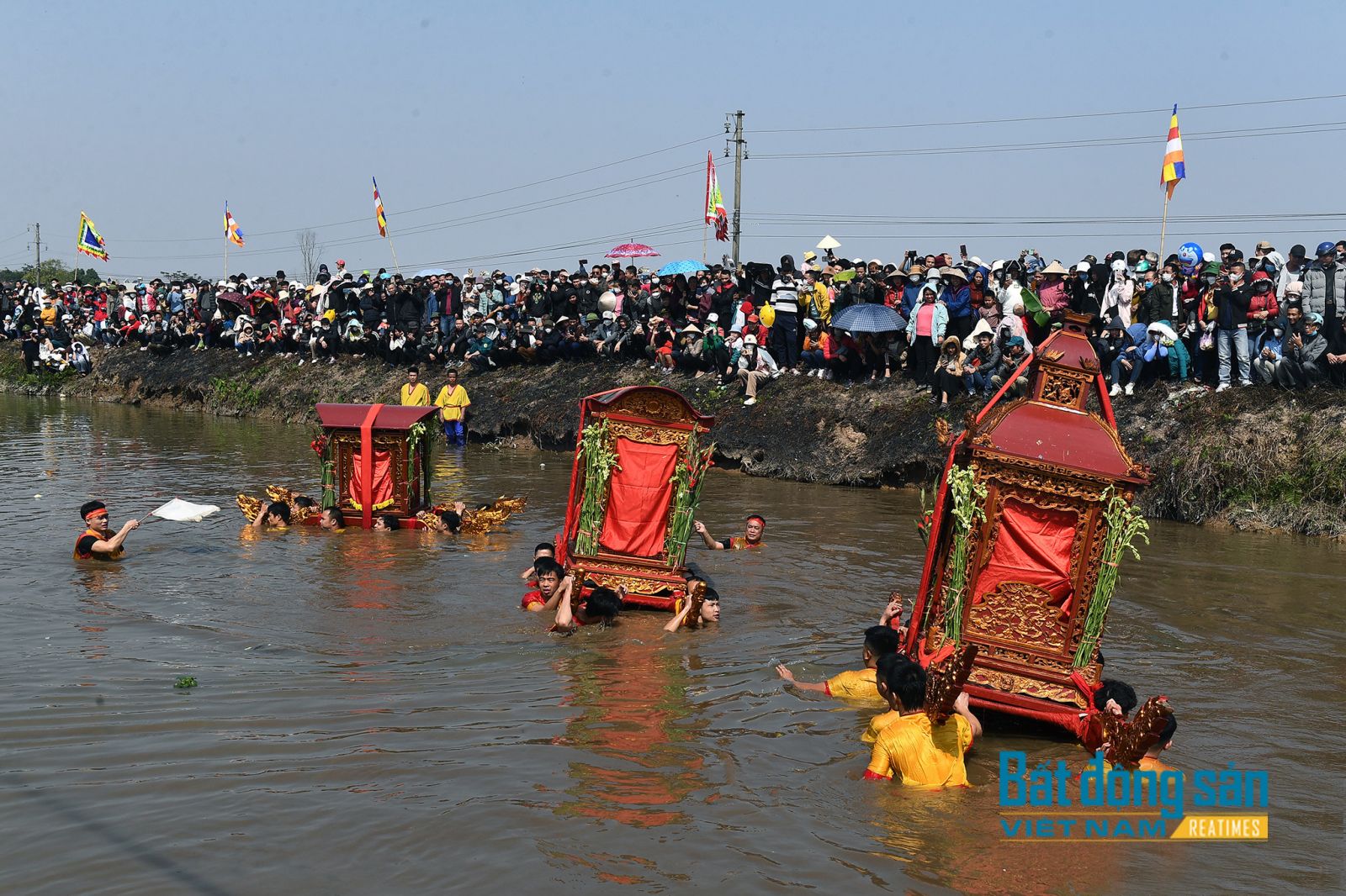 24 thanh niên khiêng kiệu lội dưới ao