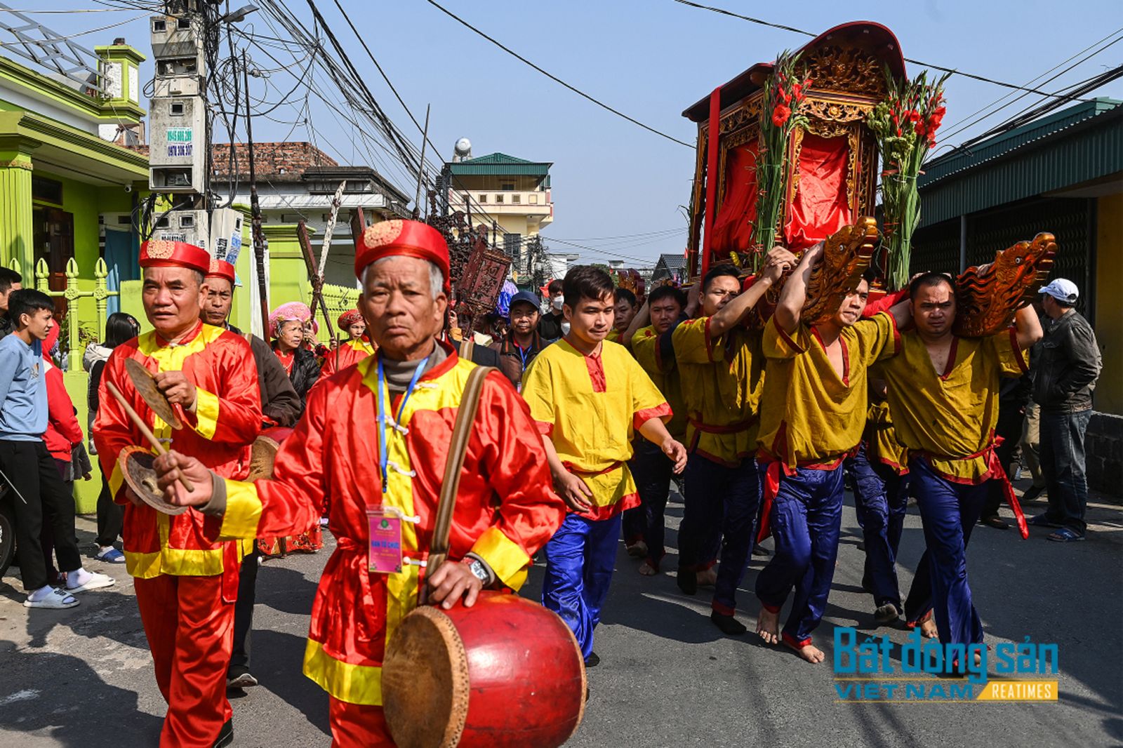 24 thanh niên khiêng kiệu lội dưới ao