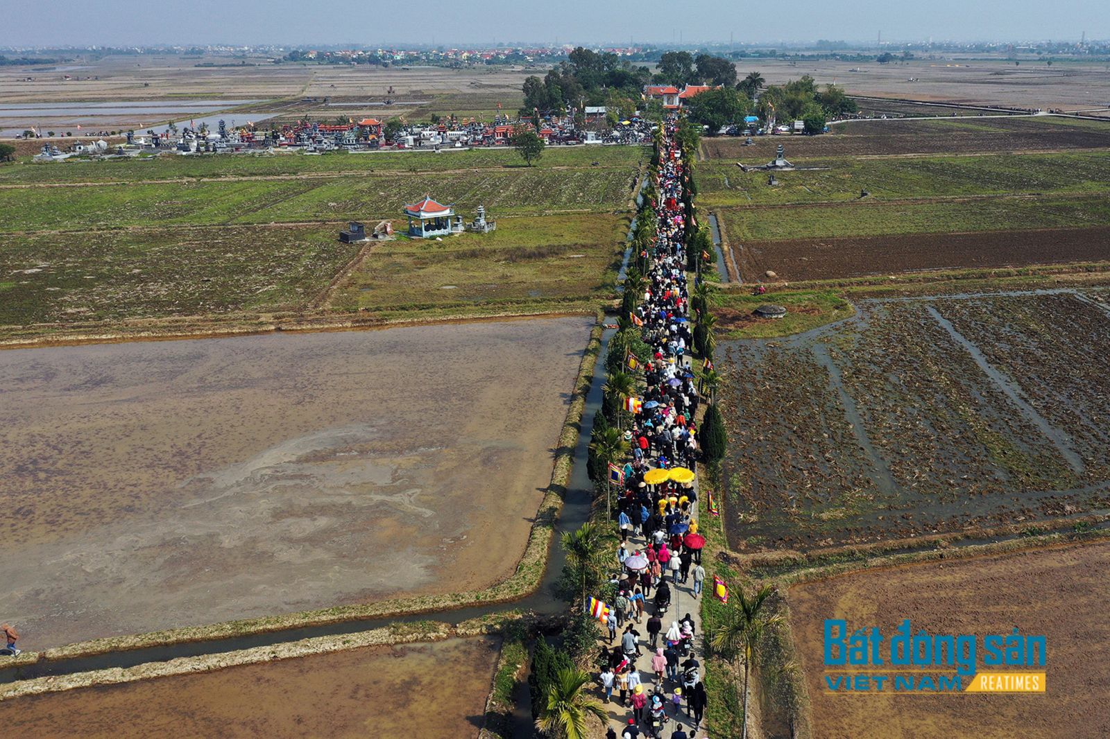 24 thanh niên khiêng kiệu lội dưới ao