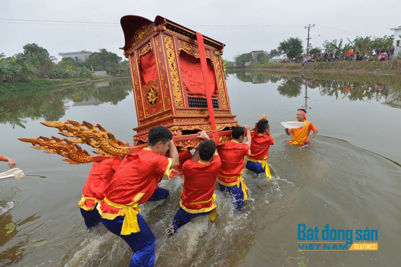 24 thanh niên khiêng kiệu lội dưới ao