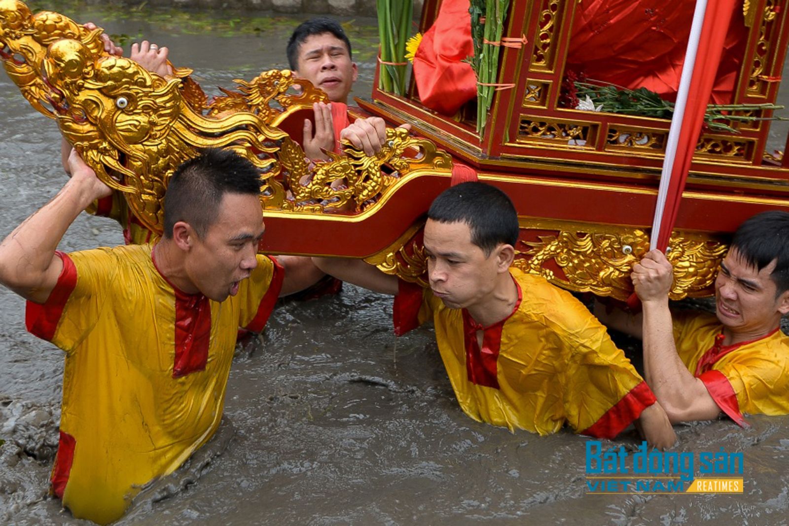 24 thanh niên khiêng kiệu lội dưới ao