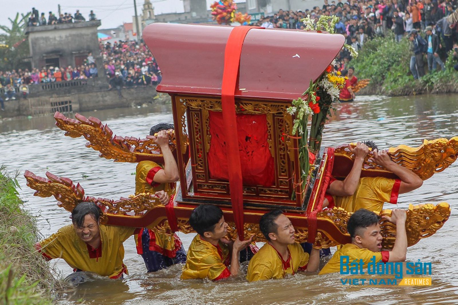 24 thanh niên khiêng kiệu lội dưới ao