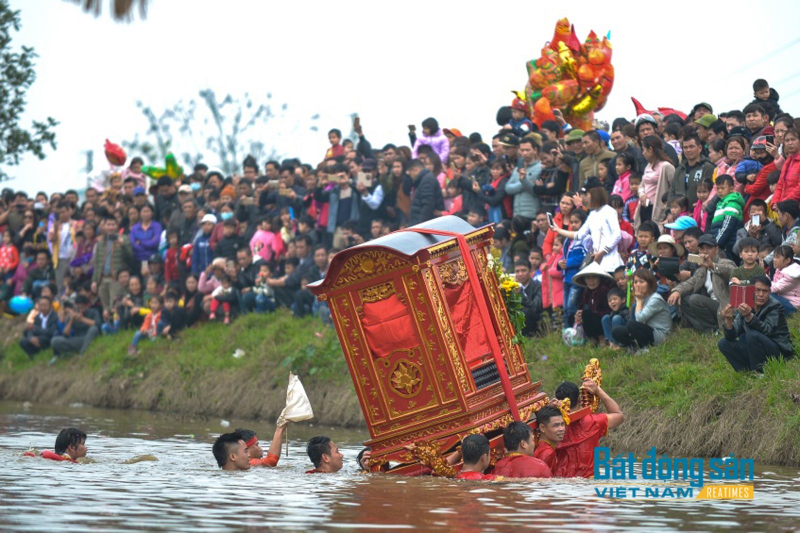 24 thanh niên khiêng kiệu lội dưới ao