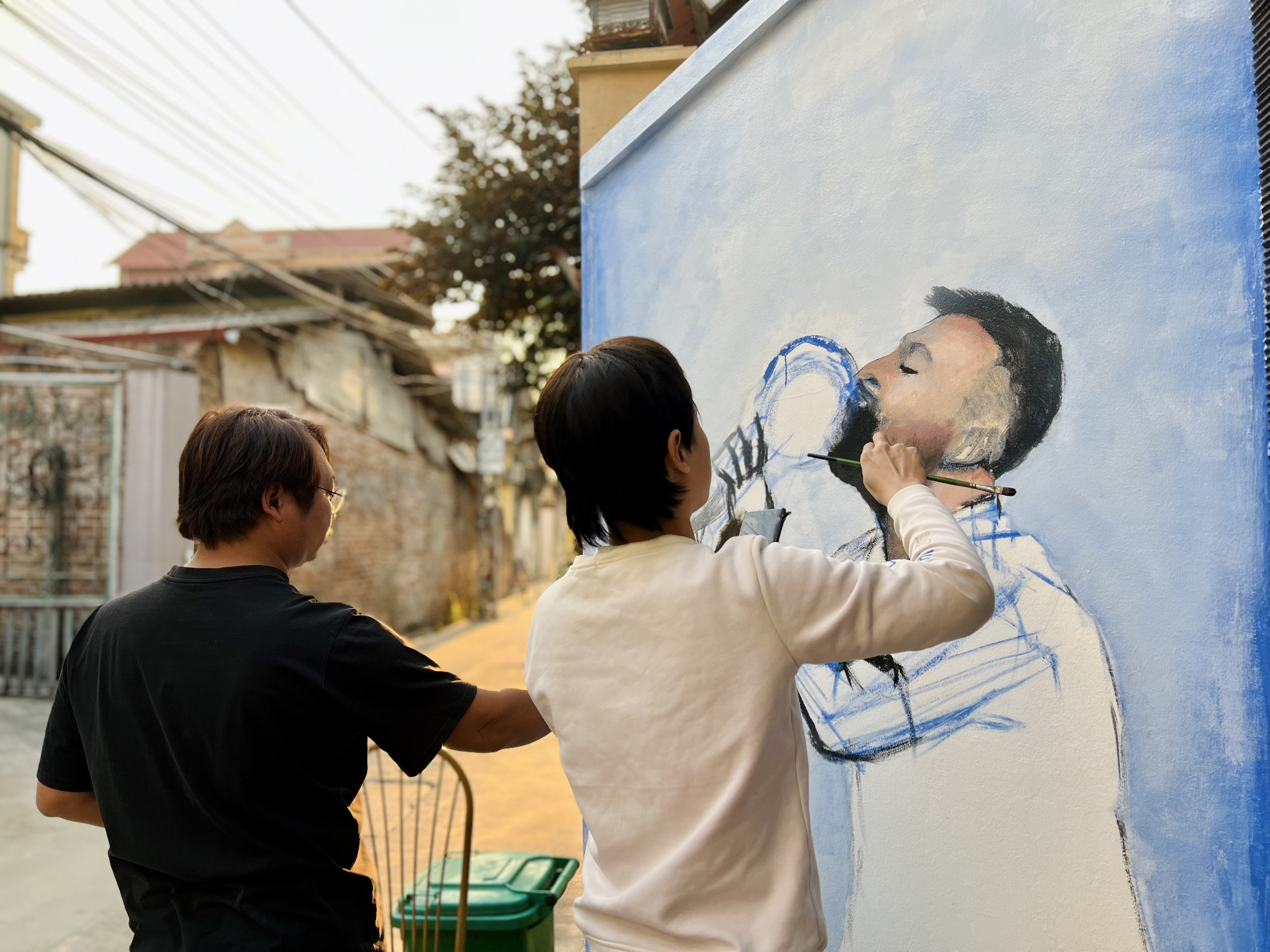 Thầy giáo ở Hà Nội vẽ thần tượng Messi trước cổng nhà gây sốt mạng xã hội - 3